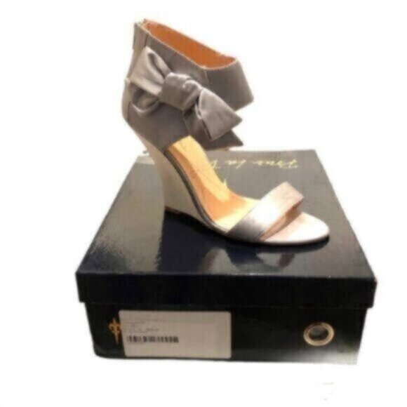 Pour La Victoire Light Grey Satin Wedge Shoes 8.5B - Picture 6 of 8